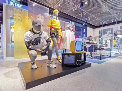 סדרת נעליים ובגדים